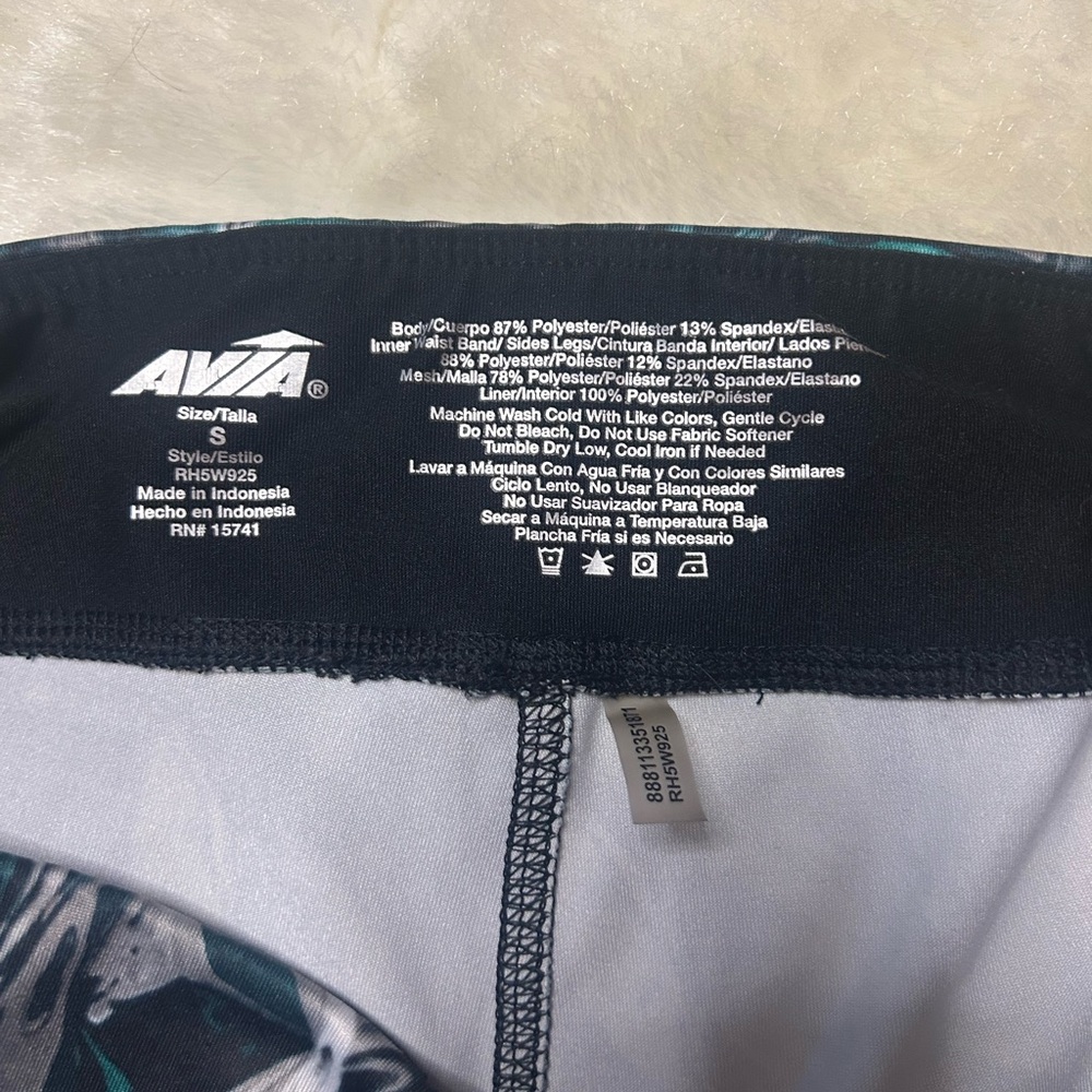 Women’s Avia mid calf leggings 22” inseam